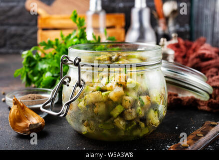 Gebratene Zucchini mit Dill und galic in Glas Bank Stockfoto