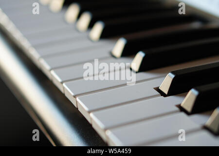 Elektronische Synthesizer Piano Tastatur Makro in Strahlen der Sonne. Farbige Lichtstrahlen hi-tech. Stockfoto