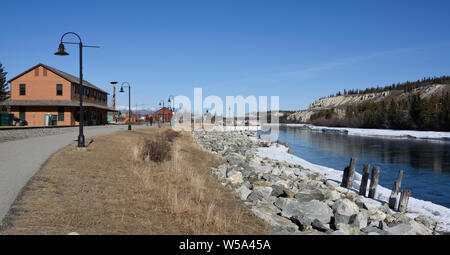 Wasser auf dem Yukon River von Whitehorse, Yukon, Kanada Stockfoto