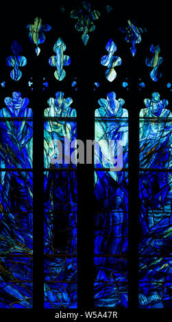 Das zentrale Fenster eines Triptychons, auf das Thema der "Lob", von Thomas Denny (1992), in der Kathedrale von Gloucester, Gloucestershire, VEREINIGTES KÖNIGREICH Stockfoto