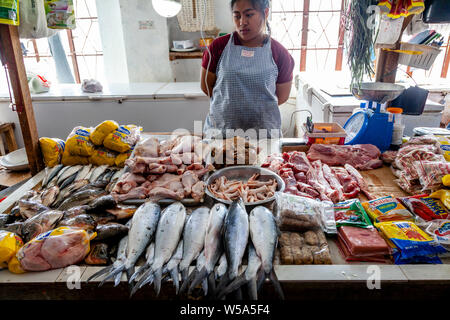 Frischer Fisch und Fleisch zum Verkauf am Markttag, Banaue, Luzon, Philippinen Stockfoto