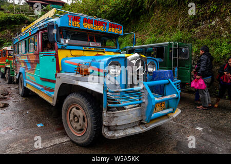 Ein Jeepney Bushaltestellen, Fahrgäste, Banaue, Luzon, Philippinen Stockfoto