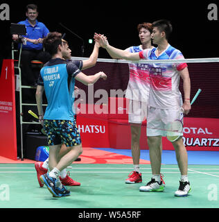 Tokio, Japan. 27. Juli, 2019. Marcus Fernaldi Gideon (2. L)/Kevin Sanjaya Sukamuljo (1 L) von Indonesien Hände schütteln mit Li Junhui (2. R)/Liu Yuchen von China nach der Männer in Japan Open 2019 Badminton Turnier in Tokio, Japan Halbfinale verdoppelt, am 27. Juli 2019. Credit: Du Xiaoyi/Xinhua/Alamy leben Nachrichten Stockfoto