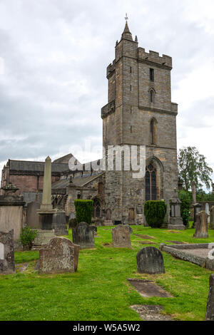 Kirche des Heiligen unhöflich angesehen aus dem Friedhof im Herzen der Altstadt von Stirling, Schottland, Großbritannien Stockfoto