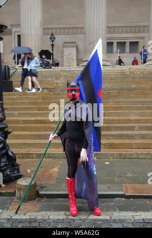 Liverpool, Großbritannien. 27. Juli, 2019. Tausende von Menschen nehmen an den jährlichen Stolz in Liverpool Parade. Credit: ken Biggs/Alamy leben Nachrichten Stockfoto