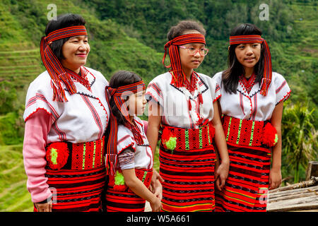 Eine philippinische Familie posieren für Fotos, die traditionelle Ifugao Tribal Kostüme, Banaue, Luzon, Philippinen Stockfoto