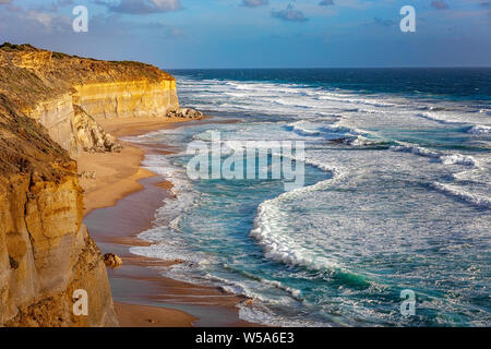 Die Rollen ständig schlagen die Klippen entlang der Great Ocean Road - Blick nach Osten von der Gibson Schritte Stockfoto