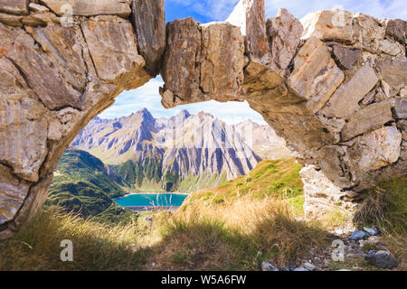 Dam und Lake von Morasco mit großen Berg im Hintergrund in einem schönen Tag der Frühling Jahreszeit, Riale - Formazza Tal, Piemont, Italien Stockfoto