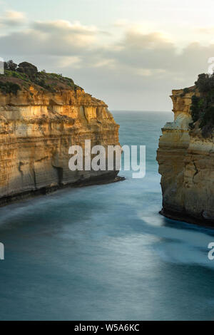 Loch Ard Gorge einer der vielen Stopps auf der Great Ocean Road Stockfoto