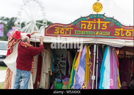 WOMAD-Festival, Charlton Park, Wiltshire, UK. 27. Juli 2019. Am frühen Morgen Szenen bei WOMAD 2019, das Festival der Musik, Kunst und Tanz. Ein frisches und kühlen Start in den Tag nach der Woche, die sahen, rekordtemperaturen Großbritannien in einer Hitzewelle, die das Land gefegt. Credit: Francesca Moore/Alamy leben Nachrichten Stockfoto