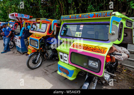 Eine Reihe von bunten Dreiräder, Alona Beach, Bohol, Philippinen Stockfoto