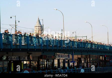 ISTANBUL, Türkei - 24. FEBRUAR. 2009: Galata Brücke über den Bosporus mit unzähligen Fischer Stockfoto