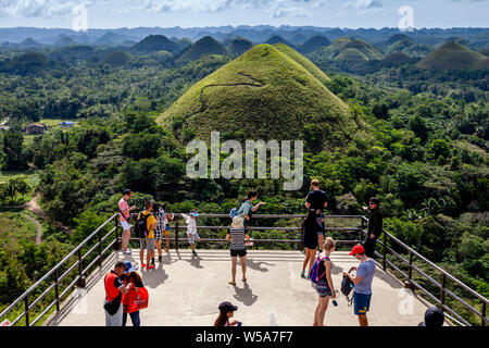 Die Chocolate Hills Aussichtsplattform, Carmen, Bohol, Philippinen Stockfoto