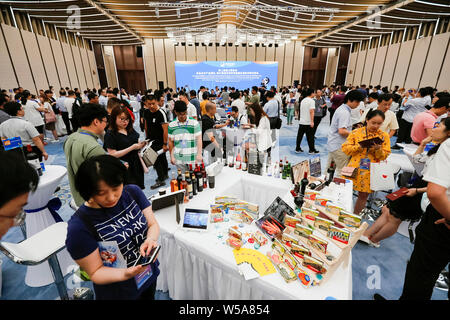 (190727) - Shanghai, 27. Juli 2019 (Xinhua) - Foto am Juli 26, 2019 zeigt die Pre-Expo Aussteller und Einkäufer Matchmaking Meeting für die zweite China International Import Expo in Shanghai, China. (Xinhua / Shen Bohan) Stockfoto