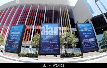 (190727) - Shanghai, 27. Juli 2019 (Xinhua) - Foto am Juli 23, 2019 zeigt die Werbeflächen der China International Import Expo (CIIE) am National Exhibition & Convention Center (Shanghai), in Shanghai, China. (Xinhua / Fang Zhe) Stockfoto