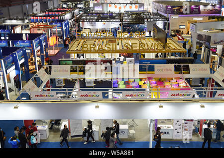 (190727) - Shanghai, 27. Juli 2019 (Xinhua) - die Besucher werden auf der Messe im Bereich Dienste der ersten China International Import Expo (CIIE) in Shanghai gesehen, East China, Nov. 10, 2018. (Xinhua / Han Yuqing) Stockfoto