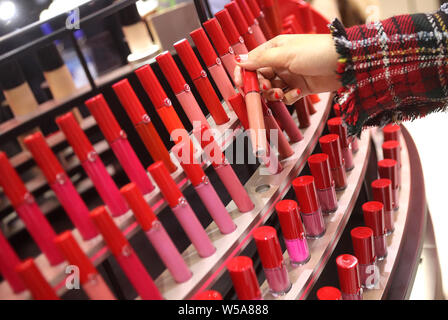 (190727) - Shanghai, 27. Juli 2019 (Xinhua) - ein Besucher versucht, auf Make-up am Stand von L'Oreal an der ersten China International Import Expo (CIIE) in Shanghai, China, November 6, 2018. (Xinhua / Chen Fei) Stockfoto