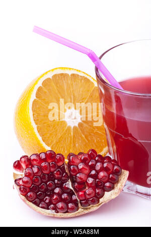 Frischer Saft im Glas mit orange Granatapfel und Beeren aus dem weissem Hintergrund Stockfoto