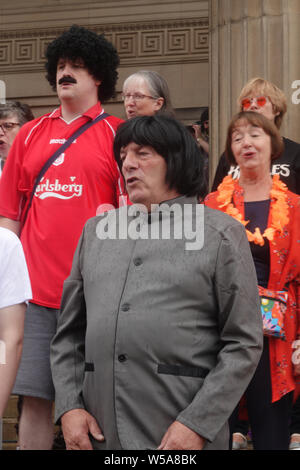 Liverpool, Großbritannien. 27. Juli, 2019. Tausende von Menschen nehmen an den jährlichen Stolz in Liverpool Parade. Credit: ken Biggs/Alamy leben Nachrichten Stockfoto