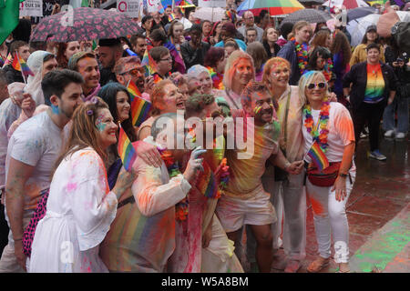 Liverpool, Großbritannien. 27. Juli, 2019. Tausende von Menschen nehmen an den jährlichen Stolz in Liverpool Parade. Credit: ken Biggs/Alamy leben Nachrichten Stockfoto