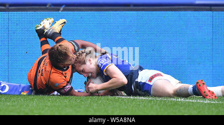 Leeds Rhinos" Caitlin Beevers Kerben 2. versuchen Sie, Ihr Team während der Coral Challenge Cup Halbfinale an der Universität Bolton Stadion. Stockfoto