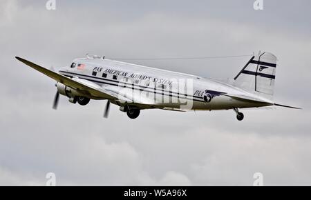 Pan Am Douglas C-47B (N Fliegen an der Flying Legends Airshow im Imperial War Museum, Duxford 877 MG) Am 14. Juli 2019 Stockfoto