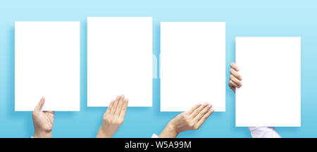 Händen halten leere weiße Leere schreiben Papierformat A4 für Flyer oder Einladung mock up in unterschiedlicher Zusammensetzung auf blauem Hintergrund. Stockfoto