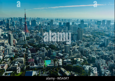 Blick über die Dächer von Tokyos topdeck von Roppongi Hills Mori Tower, tagsüber, Japan, Oktober 2018 Stockfoto