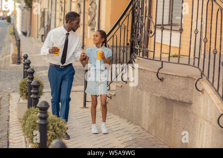Erstaunlich internationalen Jugendlicher in angenehmes Gespräch mit Papa Stockfoto