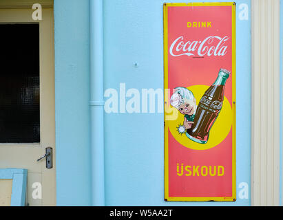 Vintage Coca Cola metal Store anmelden mit Sprite junge Uskoud auf einem blauen shop Wand Stockfoto
