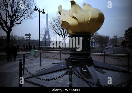 PARIS - DIE FLAM VON LIBERTY PONT DE L'ALMA - EINE REPRODUKTION DER FLAM DER FREIHEITSSTATUE BEI GLEICHER GRÖSSE, DIE VON DEM AMERIKANISCHEN DANK FRANZOSEN RESTAURIERUNGSARBEITEN im Jahr 1986 - nach einem tragischen Unfall im August 31 1997 DIANA SPENCER starb in der Nähe dieses SATUE BETRACHTET, NACHDEM SIE VON IHREN FANS HAT EINE STELLE IN PARIS - LADY DIANA TOD IN PARIS - Kerze im Wind von Elton John - PARIS WINTER © Frédéric BEAUMONT Stockfoto