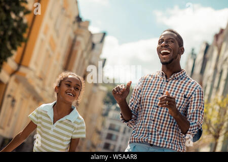 Junge Mann an lustige Geschichte lachen Erfreut Stockfoto