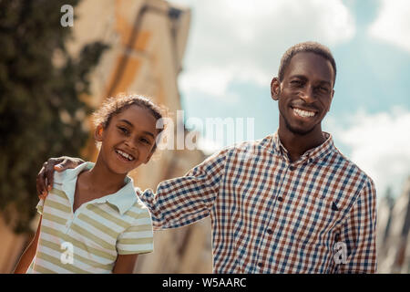 Positiv erfreut, internationale Familie an Kamera suchen Stockfoto