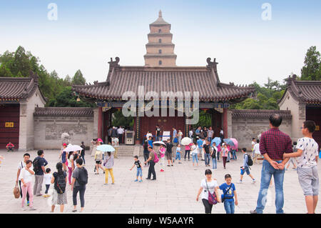 August 19, 2015. Xian, China. Massen von Menschen außerhalb der großen Wildgans-pagode oder Dayan Pagode locaed an Da Cien Tempelanlage in Xian, China auf Stockfoto