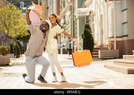 Süße kleine weibliche in der Nähe von ihrem Vater. Stockfoto