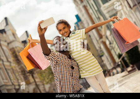 Fröhliche dunkelhäutige männliche Person seine Tochter umarmen Stockfoto