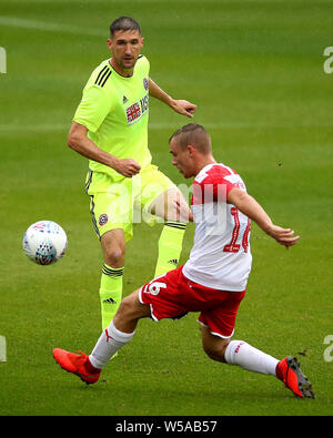 Von Sheffield United CHRIS Basham (in Aktion links) während der Vorsaison Freundschaftsspiel an Oakwell, Barnsley. Stockfoto