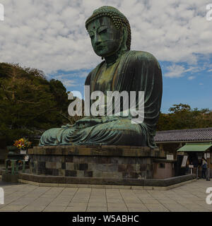Daibutsus Statue (Statue des Großen Buddha) in Kotoku-in Tempel in Kamakura deckt die eneormus hohe Statue im Detail, Japan, Oktober 2018 Stockfoto