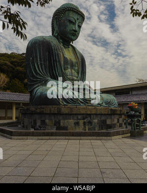 Daibutsus Statue (Statue des Großen Buddha) in Kotoku-in Tempel in Kamakura deckt die eneormus hohe Statue im Detail, Japan, Oktober 2018 Stockfoto