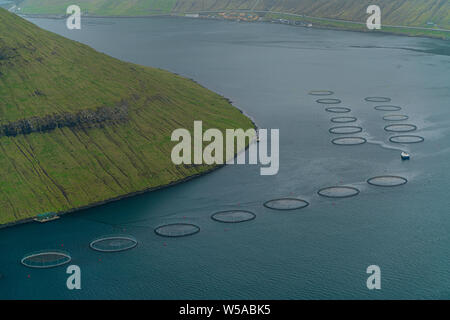 Fish farm Aquaculture in der Nähe von Klaksvik, Färöer Inseln Stockfoto