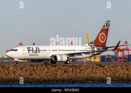 Fidschi Airways Boeing 737 Airliner DQ-Fjm auf der Start- und Landebahn am Flughafen Sydney. Stockfoto