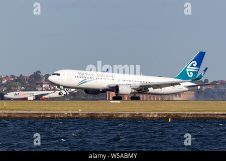 Air New Zealand Boeing 767 großes Verkehrsflugzeug der Landung am Flughafen Sydney. Stockfoto