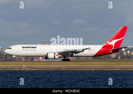 Qantas Boeing 767 airliner Landung am Flughafen Sydney. Stockfoto