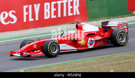 Hockenheim, Deutschland. 27. Juli, 2019. Motorsport: Formel 1-Weltmeisterschaft, den grossen Preis von Deutschland. Mick Schumacher, Formel 2-Fahrer, Laufwerke über die Schiene in das Auto seines Vaters, Formel-1-Weltmeister Michael Schumacher. Der Ferrari F 2004 ist das preisgekrönte Schumacher Auto aus dem Jahr 2004. Kredite: Jan Woitas/dpa-Zentralbild/dpa/Alamy leben Nachrichten Stockfoto