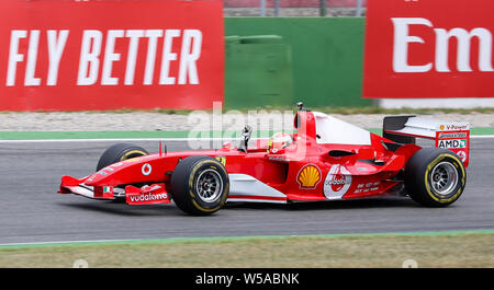 Hockenheim, Deutschland. 27. Juli, 2019. Motorsport: Formel 1-Weltmeisterschaft, den grossen Preis von Deutschland. Mick Schumacher, Formel 2-Fahrer, Laufwerke über die Schiene in das Auto seines Vaters, Formel-1-Weltmeister Michael Schumacher. Der Ferrari F 2004 ist das preisgekrönte Schumacher Auto aus dem Jahr 2004. Kredite: Jan Woitas/dpa-Zentralbild/dpa/Alamy leben Nachrichten Stockfoto