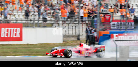 Hockenheim, Deutschland. 27. Juli, 2019. Motorsport: Formel 1-Weltmeisterschaft, den grossen Preis von Deutschland. Mick Schumacher, Formel 2-Fahrer, Laufwerke über die Schiene in das Auto seines Vaters, Formel-1-Weltmeister Michael Schumacher. Der Ferrari F 2004 ist das preisgekrönte Schumacher Auto aus dem Jahr 2004. Kredite: Jan Woitas/dpa-Zentralbild/dpa/Alamy leben Nachrichten Stockfoto