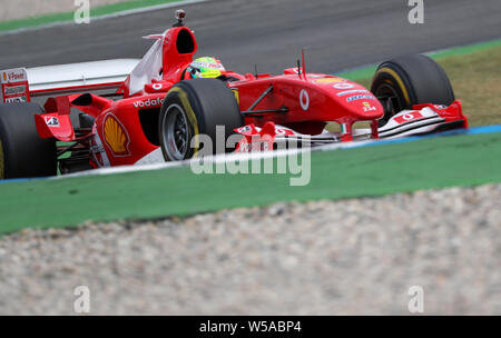 Hockenheim, Deutschland. 27. Juli, 2019. Motorsport: Formel 1-Weltmeisterschaft, den grossen Preis von Deutschland. Mick Schumacher, Formel 2-Fahrer, Laufwerke über die Schiene in das Auto seines Vaters, Formel-1-Weltmeister Michael Schumacher. Der Ferrari F 2004 ist das preisgekrönte Schumacher Auto aus dem Jahr 2004. Kredite: Jan Woitas/dpa-Zentralbild/dpa/Alamy leben Nachrichten Stockfoto
