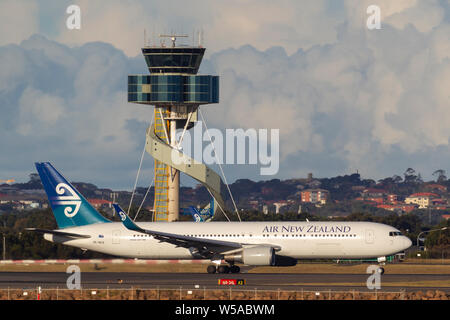 Air New Zealand Boeing 767 großes Verkehrsflugzeug taxis Vergangenheit der Flugverkehrskontrolle am Flughafen Sydney. Stockfoto