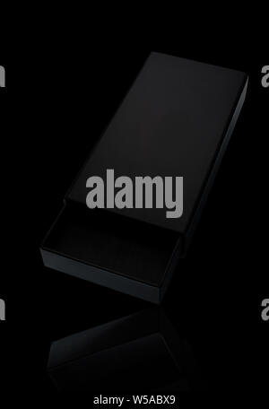 Leere slick schwarzen Geschenkbox mit Reflexion Öffnen auf schwarzem Hintergrund Stockfoto