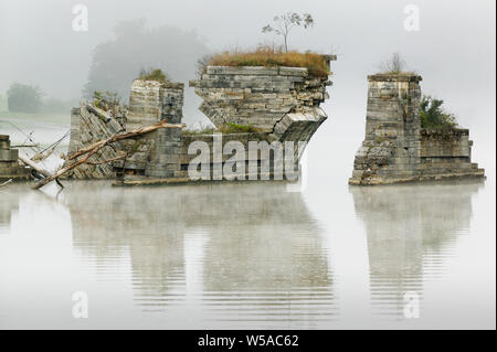 Ruinen von schoharie Aquädukt misty nebeliger Morgen auf Erie Canal, Fort Hunter New York Montgomery County Stockfoto